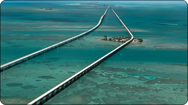 pictuure of the overseas highway that connects the florida keys